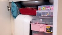 Tak hanya satu laci saja, tapi ada di laci lain yang ia susun rapi. Rachel juga memiliki koleksi tusukan dan hiasan menggemaskan untuk bekal anaknya. Foto: TikTok @rachelvennya