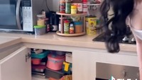 Koleksi tempat makan lucu juga banyak distok oleh Rachel Vennya. Ia meletakkannya di laci bagian bawah. Foto: TikTok @rachelvennya