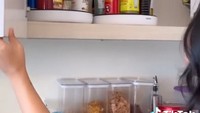 Tak hanya camilan, tapi Rachel Vennya juga banyak mennyetok keperluan bahan memasak. Ada tepung, pasta, bumbu, saus, hingga sereal. Foto: TikTok @rachelvennya