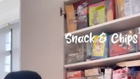 Kitchen set yang ada di dapur Rachel Vennya tampak minimalis. Ia mengisinya dengan beragam camilan serta keripik favorit kedua anaknya. Foto: TikTok @rachelvennya