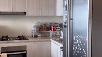 Tepat di depan meja makan, ada area dapur bersih. Di sini biasannya Rachel Vennya menyiapkan beragam menu untuk bekal sang anak. Foto: TikTok @rachelvennya