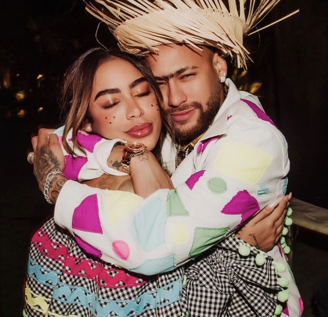 Inilah potret akur dengan sang kakak, Neymar. Hubungan kakak adik ini tampak sangat baik. Rafaella bahkan ikut menonton Piala Dunia di Qatar. Foto: dok. Instagram