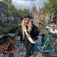 Dari satu negara ke negara lain juga dilakoni Rafaella. Seperti posenya ini saat berada di Amsterdam. Foto: dok. Instagram