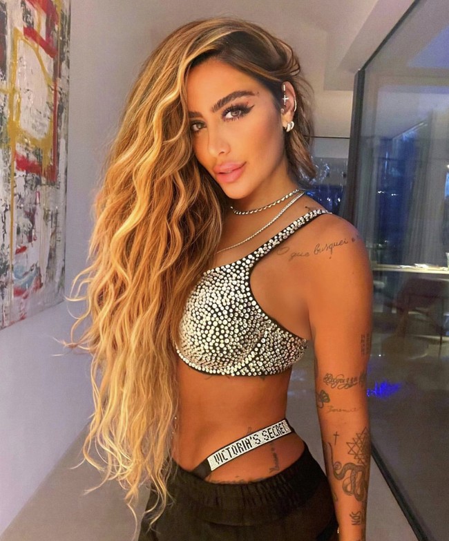 Berpose menggoda dengan bra bling-bling, Rafaella berpesta di Spanyol. Foto: dok. Instagram