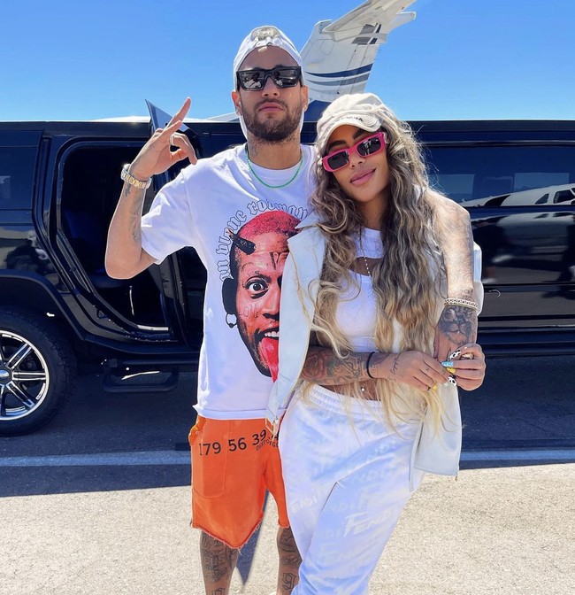 Sang kakak menjadi salah satu pesepak bola terkaya di dunia. Tak heran jika Rafaella juga ikut menikmati kekayaan Neymar. Foto: dok. Instagram