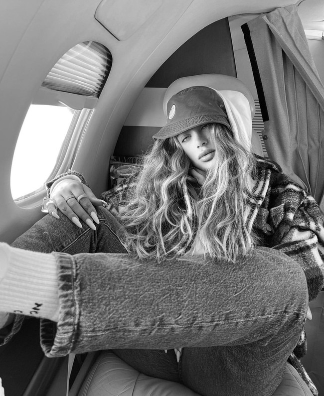 Rafaella kerap memamerkan kehidupan jetsetter-nya dengan menaiki jet pribadi. Foto: dok. Instagram