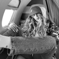 Rafaella kerap memamerkan kehidupan jetsetter-nya dengan menaiki jet pribadi. Foto: dok. Instagram