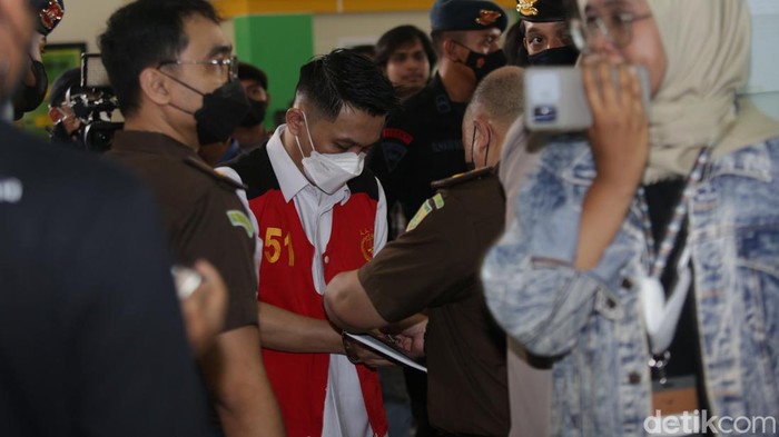 Reaksi Chuck Putranto Dituntut 2 Tahun Bui Terkait Pembunuhan Yosua Chuck Putranto menjalani sidang di Pengadilan Negeri Jakarta Selatan, Jumat (27/1/2023). Chuck Putranto dituntut hukuman dua tahun penjara.