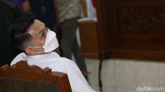 Reaksi Chuck Putranto Dituntut 2 Tahun Bui Terkait Pembunuhan Yosua Chuck Putranto menjalani sidang di Pengadilan Negeri Jakarta Selatan, Jumat (27/1/2023). Chuck Putranto dituntut hukuman dua tahun penjara.