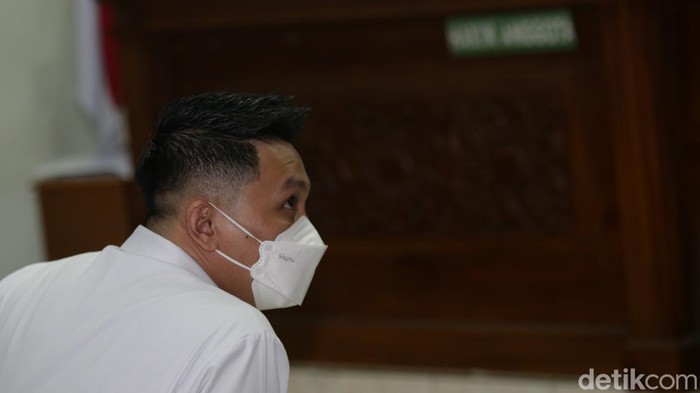 Reaksi Chuck Putranto Dituntut 2 Tahun Bui Terkait Pembunuhan Yosua Chuck Putranto menjalani sidang di Pengadilan Negeri Jakarta Selatan, Jumat (27/1/2023). Chuck Putranto dituntut hukuman dua tahun penjara.
