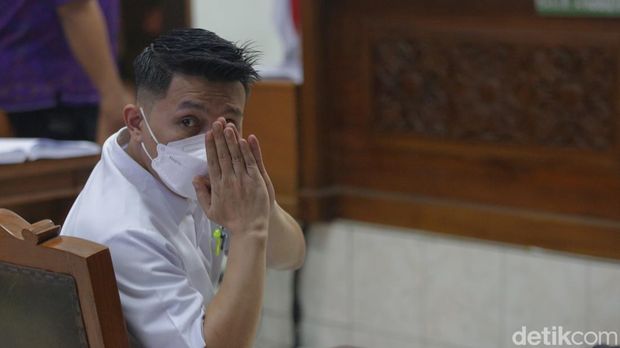 Chuck Putranto menjalani sidang di Pengadilan Negeri Jakarta Selatan, Jumat (27/1/2023). Chuck Putranto dituntut hukuman dua tahun penjara.