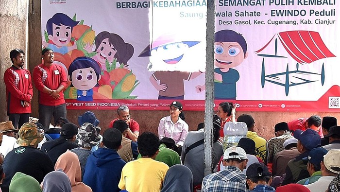 Rehabilitasi untuk Korban Gempa Cianjur Selain trauma healing, Ewindo juga memberikan bantuan 1.500 Kg benih sayuran unggul, peralatan dan sarana pertanian serta kebutuhan rumah tangga untuk petani korban gempa Cianjur.