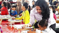 General Manager Corporate Affairs PT East West Seed Indonesia (EWINDO) Fransiska Fortuna melakukan kegiatan trauma healing bagi anak-anak korban gempa di Cianjur, Jawa Barat, Jumat (27/1/2023). 