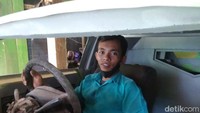 Warga Bangkalan, Mahrus (31) pembuat replika Bugatti Vision GT/Foto: Kamaluddin
