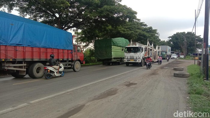 Ruas Pantura Pati macet parah, Jumat (27/1/2023)