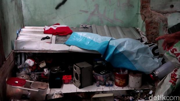 Salah satu pedagang, Sarjiyati saat menunjukkan tempat tidur A di Pasar Kepek, Bantul. A tidur di tempat tersebut selama 25 tahun. Jumat (27/1/2023).