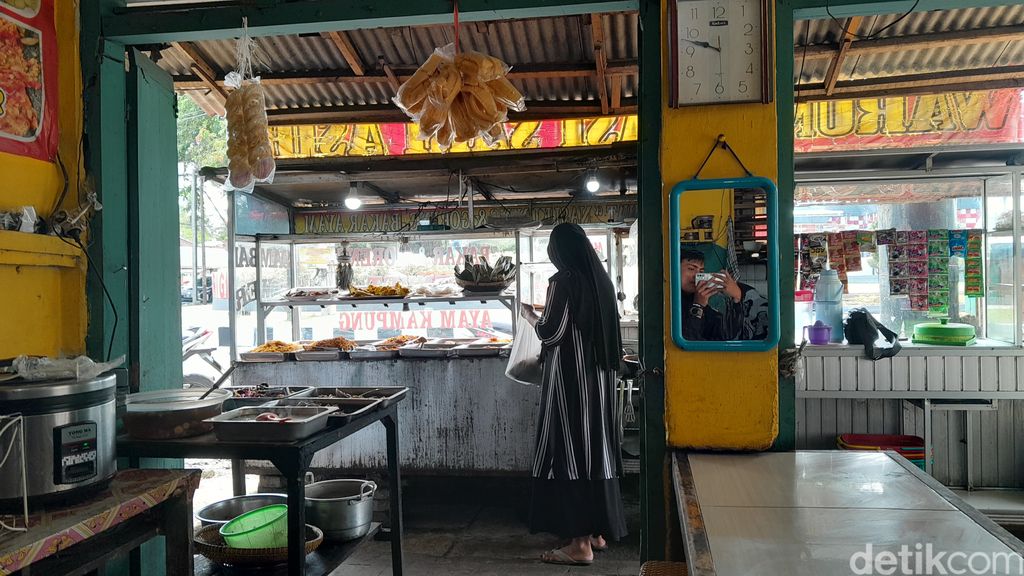 Salah satu rumah makan di Alun-alun Parigi, Pangandaran