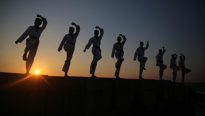 Semangat Anak-anak Gaza Latihan Taekwondo di Pinggir Pantai Palestinian youths show their skills and practice taekwondo on the Mediterranean beach during sunset in Khan Yunis, southern Gaza Strip. The ''Funoon'' taekwondo team trains taekwondo at the Mediterranean beach, as part of a training program organized by the trainers in the team, as they allocate a day of training on the seashore of Khan Yunis, southern Gaza Strip, on January 25, 2023. (Photo by Majdi Fathi/NurPhoto via Getty Images)