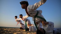 Latihan di pinggir pantai ini menjadi bagian dari program pelatihan yang diselenggarakan oleh para pelatih dalam tim.  