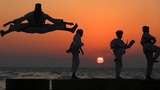 Semangat Anak-anak Gaza Latihan Taekwondo di Pinggir Pantai