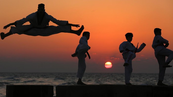 Semangat Anak-anak Gaza Latihan Taekwondo di Pinggir Pantai Palestinian youths show their skills and practice taekwondo on the Mediterranean beach during sunset in Khan Yunis, southern Gaza Strip. The ''Funoon'' taekwondo team trains taekwondo at the Mediterranean beach, as part of a training program organized by the trainers in the team, as they allocate a day of training on the seashore of Khan Yunis, southern Gaza Strip, on January 25, 2023. (Photo by Majdi Fathi/NurPhoto via Getty Images)