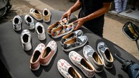 Perajin menjemur alas kaki yang telah diproduksi di Kawasan Sentra Sepatu Cibaduyut, Bandung, Jawa Barat, Jumat (27/01/2023).