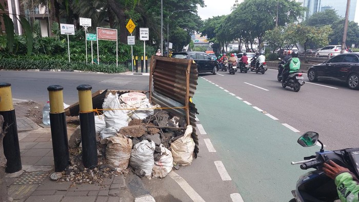 Sisa material galian tanah diletakkan di pinggir Jalan Gatot Subroto, Jaksel.