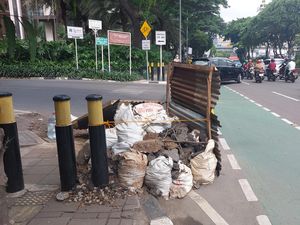 Sisa Material Galian Kabel Numpuk di Jalan Gatot Subroto Jaksel