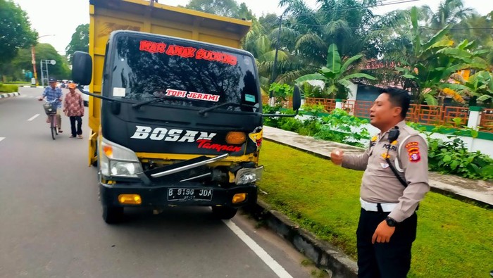 Siswi SMA di Palangkaraya tewas ditabrak truk usai menerobos lampu merah.
