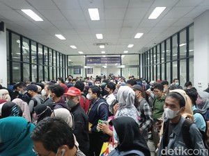 Unek-unek Anak Kereta soal Peron Sempit dan Tiang Besar di Manggarai