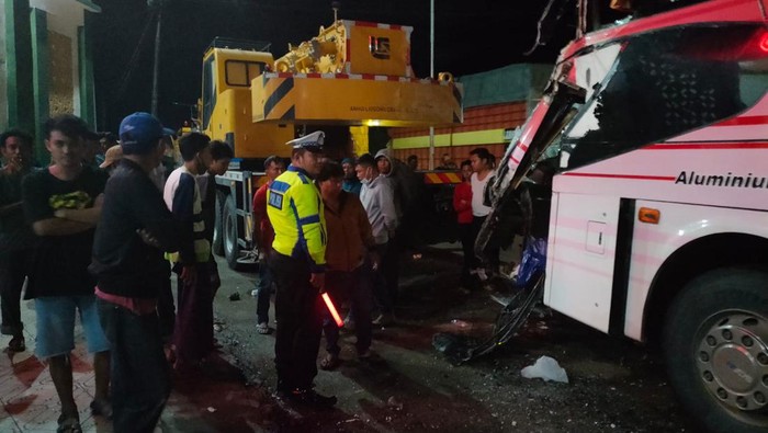 Tabrakan bus dengan truk crane di Sidrap, Sulsel.