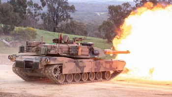 Tank Abrams mendemonstrasikan kekuatan senjatanya dalam suatu latihan gabungan. Tank ini dibekali beragam senjata yang mematikan untuk menghadapi musuh secara frontal. Foto: Getty Images