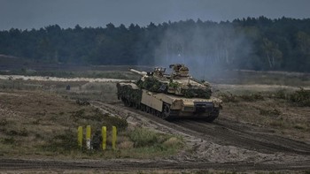 Pengoperasian tank Abrams dari Amerika oleh Ukraina akan membutuhkan waktu lebih lama karena sistemnya cukup kompleks. Namun sekali tentara Ukraina menguasainya, maka daya gedor mereka akan meningkat drastis melawan Rusia. Foto: Getty Images