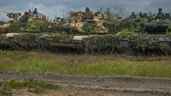 Tank Abrams berdampingan dengan tank Leopard 2 buatan Jerman di sisi kanan. M1 Abrams telah diterjunkan dalam setiap konflik yang melibatkan Amerika Serikat sejak tahun 1991 dan Perang Teluk. Foto: Getty Images