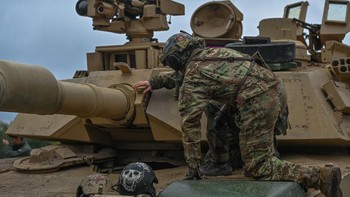 Diciptakan untuk perang darat modern dan dengan berat hampir 68 ton pendek (62 metrik ton), tank ini memperkenalkan beberapa teknologi modern, termasuk mesin turbin multibahan bakar, lapis baja komposit Chobham yang canggih, sistem api dengan kontrol komputer, penyimpanan amunisi terpisah, dan perlindungan menyeluruh untuk keselamatan awaknya. Foto: Getty Images