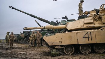 M1 Abrams mulai beroperasi ahun 1980 sebagai tank tempur utama Angkatan Darat Amerika Serikat. Versi ekspor digunakan tentara Mesir, Kuwait, Arab Saudi, Australia, dan Irak. Abrams pertama kali digunakan dalam pertempuran di Perang Teluk Persia dan terlibat dalam kedua Perang di Afghanistan dan Perang Irak. Foto: Getty Images
