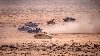 Tentu saja, kami membutuhkan sejumlah besar tank Barat. Mereka jauh lebih baik daripada model Soviet dan dapat membantu kami maju, kata Letnan Jenderal Serhiy Naiev, pejabat militer Ukraina. Foto: Getty Images