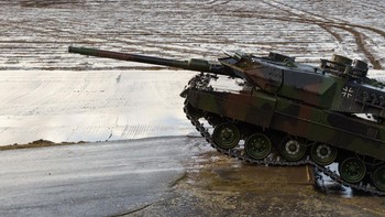 Leopard 2 punya salah satu sistem kontrol tembakan tercanggih di dunia, dengan komputer balistik, pemandu laser, dan penglihatan malam termal yang menjadikannya setara dengan M1 Abrams Amerika. Teknologi itu memungkinkan tank menyerang target dengan akurasi tinggi, siang atau malam, dan bahkan menyerang target musuh yang bergerak. Foto: Getty Images
