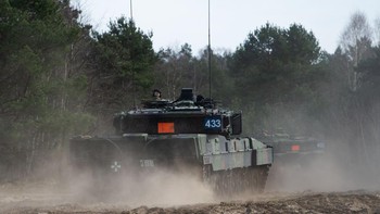 Tentu saja, kami membutuhkan sejumlah besar tank Barat. Mereka jauh lebih baik daripada model Soviet dan dapat membantu kami maju, kata Letnan Jenderal Serhiy Naiev, pejabat militer Ukraina. Foto: Getty Images