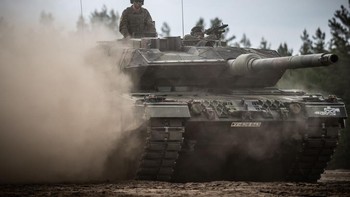 Tank generasi baru dari barat itu merupakan senjata ofensif langsung paling kuat yang disediakan untuk Ukraina sejauh ini, dirancang menghadapi musuh secara langsung alih-alih menembak dari jarak jauh. Leopard 2, yang dirancang dan dibuat Jerman di tahun 1970-an, adalah salah satu tank yang paling banyak digunakan di dunia dan sejauh ini merupakan tank paling populer dalam inventori NATO. Foto: Getty Images