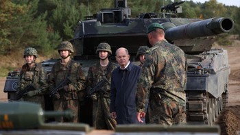 Presiden Amerika Serikat Joe Biden mengatakan akan mengerahkan 31 tank M1 Abrams ke Ukraina. Sedangkan Kanselir Jerman Olaf Scholz, menyebut pihaknya akan mengirimkan 14 tank Leopard 2 untuk tahap pertama. Mungkin jumlahnya akan ditambah lagi di masa depan. Ini Olaf beberapa waktu silam sedang inspeksi Leopard 2. Foto: Getty Images