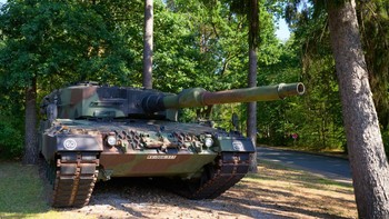 Leopard 2 adalah tank tempur 55 ton, dipersenjatai dengan senapan smoothbore 120 milimeter dan dua senapan mesin 7,62 milimeter. Awaknya ada empat orang. Tank ini didukung oleh mesin diesel MTU MB 873 12 silinder, berpendingin air, menghasilkan 1.500 tenaga kuda.  Foto: Getty Images
