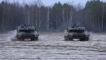 Jadi sejarahnya, tank pascaperang pertama Jerman Bara adalah Leopard 1 yang efektif, tapi mengorbankan perlindungan lapis baja untuk mobilitas. Leopard 2 adalah upaya menghasilkan tank lebih seimbang, mobile, berlapis baja kuat, dilengkapi senjata yang lebih besar dan lebih kuat. Foto: Getty Images