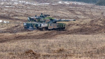 Ketebalan dan komposisi material lapis baja ini tidak diketahui, tetapi dipastikan mampu menjaga agar tank tetap terlindungi dari amunisi anti-tank modern yang digunakan oleh tank tempur utama Rusia. Foto: Getty Images