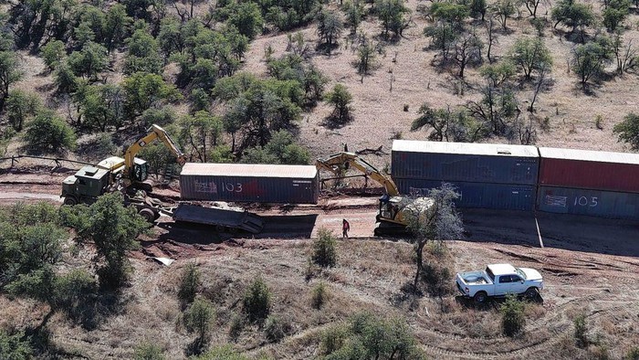 Tembok Kontainer di Perbatasan AS-Meksiko Akhirnya Dirobohkan Workers secure one of a long row of shipping containers, stacked to create a wall between the United States and Mexico, onto a flatbed truck for removal in the Coronado National Forest near Hereford, Arizona, on January 20, 2023. - A wall of shipping containers installed just a few months ago by the then-governor of Arizona at a $100 million cost to US taxpayers was being dismantled on January 20.
Republican Doug Ducey ordered the huge line of shipping containers to be placed at the frontier between the United States and Mexico, during the final months of his administration, in what he said was a bid to stem illegal immigration. But after being sued by Washington for putting the containers on federal land in the Coronado National Forest, Ducey -- who has since been suceeded by Democrat Katie Hobbs -- agreed in December to remove them. (Photo by Robyn BECK / AFP) (Photo by ROBYN BECK/ AFP/AFP via Getty Images)