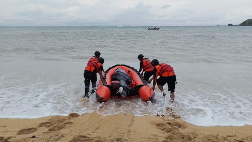 Tim SAR melakukan pencarian terhadap warga yang terseret ombak di Pantai Mawun, Desa Tumpak, Kecamatan Pujut, Lombok Tengah, Nusa Tenggara Barat (NTB), Jumat (27/1/2023).
