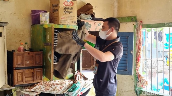Tim Satopspatnal memeriksa sejumlah kamar hunian dan barang di Lapas Indramayu
