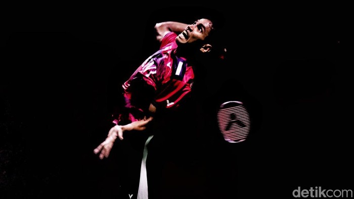 Pebulutangkis tunggal putra Indonesia Chico Aura Dwi Wardoyo mengembalikan kok kepada pebulutangkis tunggal putra Kanada Brian Yang pada babak perempat final Indonesia Masters, Istora Senayan, Jakarta, Jumat (27/1/2023). Chico lolos ke semifinal dengan skor 16 - 21, 16 - 21.