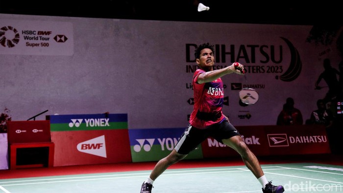 Pebulutangkis tunggal putra Indonesia Chico Aura Dwi Wardoyo mengembalikan kok kepada pebulutangkis tunggal putra Kanada Brian Yang pada babak perempat final Indonesia Masters, Istora Senayan, Jakarta, Jumat (27/1/2023). Chico lolos ke semifinal dengan skor 16 - 21, 16 - 21.