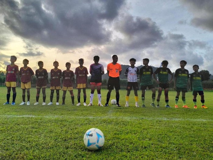 Turnamen sepak bola usia dini digeber selama 2 hari berturut-turut di Banyuwangi. Kegiatan ini digelar memperingati HUT ke-3 Sekolah Sepak Bola (SSB) Arek Pulau Merah (Arpum), Desa Sumberagung, Kecamatan Pesanggaran.